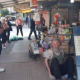 Prodavac na niškoj pijaci se vezao lancima zbog rušenja lokala: "Vučiću, ja sam rob..." 11