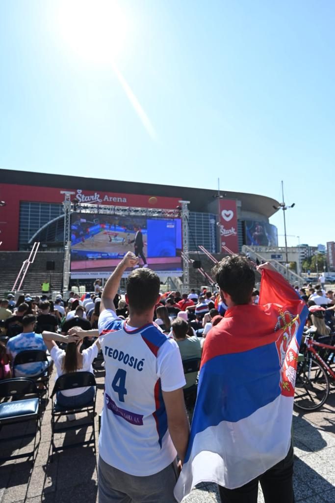 Veliki broj građana prati finale Mundobasketa u centru Beograda, ali i na velikom ekranu kod Arene (FOTO) 3