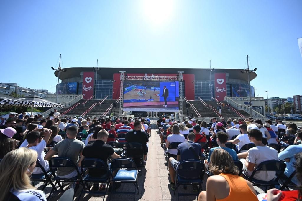Veliki broj građana prati finale Mundobasketa u centru Beograda, ali i na velikom ekranu kod Arene (FOTO) 2