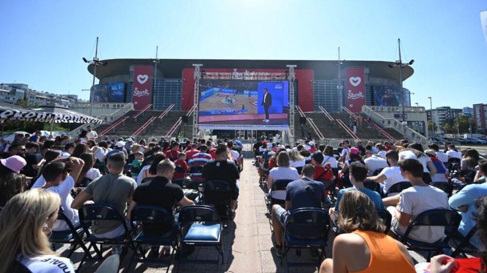 Veliki broj građana prati finale Mundobasketa u centru Beograda, ali i na velikom ekranu kod Arene (FOTO) 1