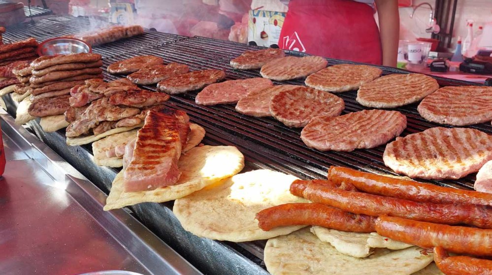 "Luna park 150 dinara, ringišpil 300. Pa je l to normalno, meni je penzija 22.000 dinara": Reporter Danasa na tradicionalnom jesenjem vašaru u Zaječaru (FOTO) 1