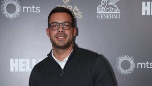 "Moj je put, kao i put većine glumaca moje generacije i mlađih, nešto drugačiji, neki bi rekli hrabriji, mada je za mene jedini moguć. Jer mi u Srbiji već 13 godina nemamo vlast, nego bandu, otvoreno zlu i štetočinsku, i ne mislim da se protiv toga može biti malo, donekle i ponekad, jer to podrazumeva saučesništvo. A kičma i obraz mi ne daju da na to pristanem", objasnio je glumac Ammar Mešić u ekskluzivnom intervjuu za "Danas", odgovarajući na pitanje - šta zna i koliko daleko dosežu "crne liste" koje kreira režim, a koje zabranjuju umetnicima u Srbiji da se bave svojim poslom.