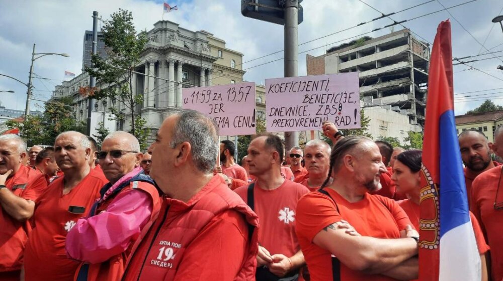 (VIDEO/FOTO) Protest vozača saniteta ispred Vlade Srbije zbog malih plata 1
