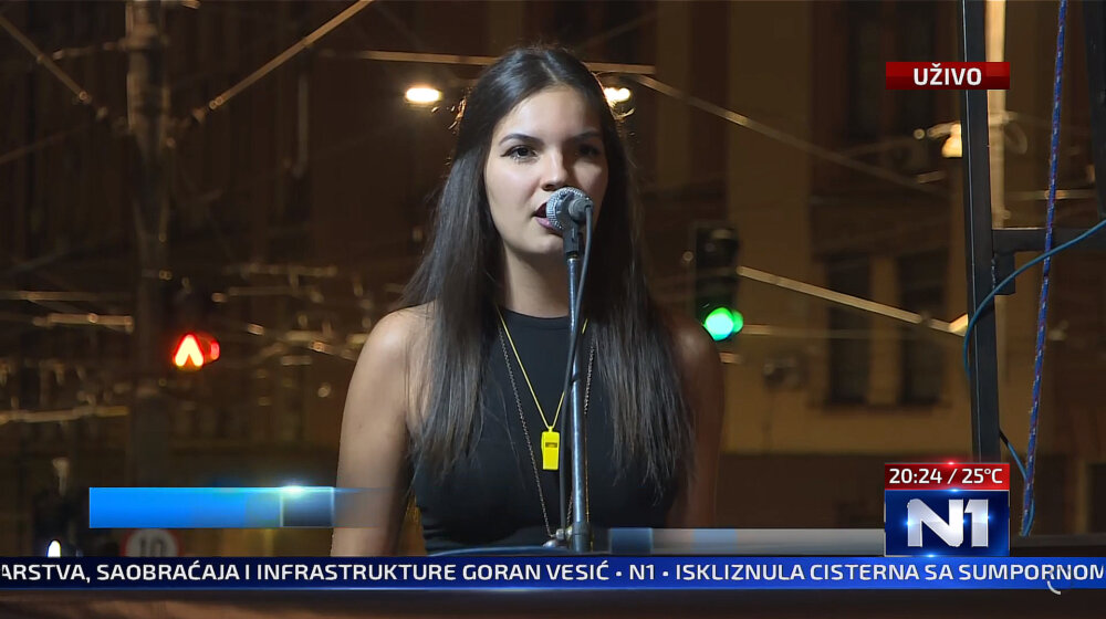 "Juče školsko zvono nije zazvonilo za devet đaka": O čemu je studentkinja prava Ana Kafedžijska govorila na protestu "Srbija protiv nasilja"? (VIDEO) 1