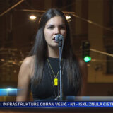 "Juče školsko zvono nije zazvonilo za devet đaka": O čemu je studentkinja prava Ana Kafedžijska govorila na protestu "Srbija protiv nasilja"? (VIDEO) 9