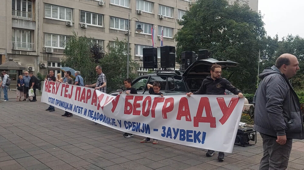 (VIDEO) U Beogradu protest "Čuvamo porodicu - Neću gej paradu u Beogradu" 1