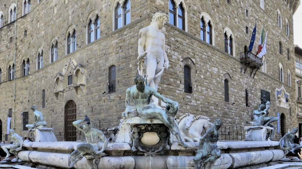 Turista oštetio skulpturu Neptuna u Firenci (VIDEO) 1