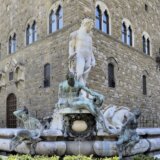 Turista oštetio skulpturu Neptuna u Firenci (VIDEO) 5