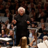 Simbolična inicijacija: Prvi koncert ser Sajmon Ratla, novog šefa-dirigenta Simfonijskog orkestra i hora Bavarskog radija u Herkules sali 3