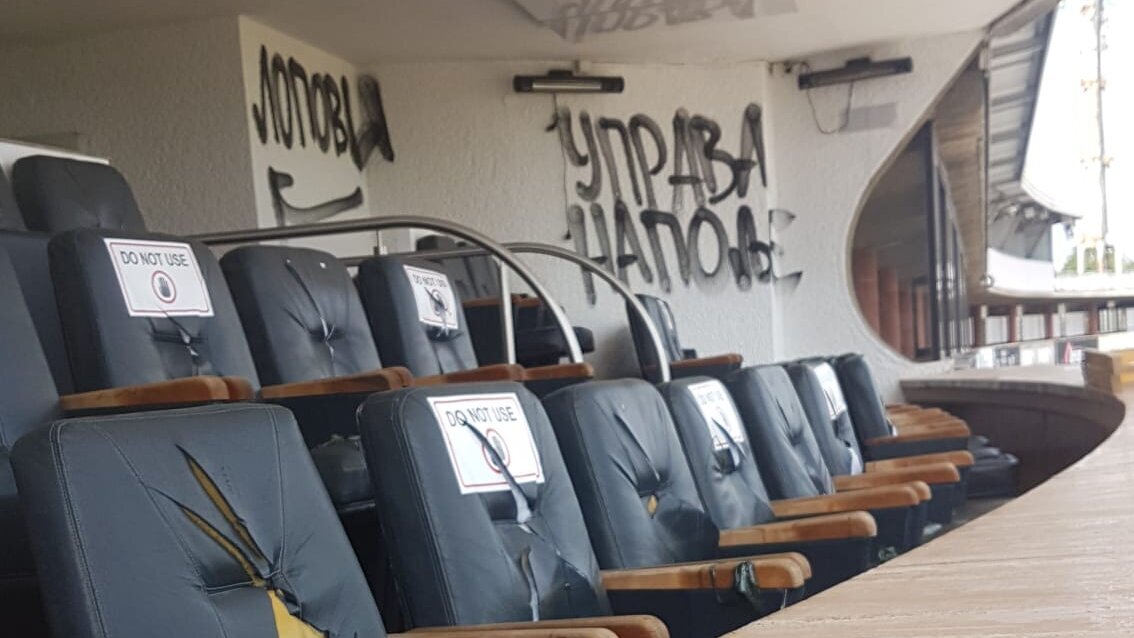 Navijači Partizana upali u ložu stadiona u Humskoj: Uništili fotelje i ispisali poruke "uprava, napolje" i "lopovi" (FOTO) 2