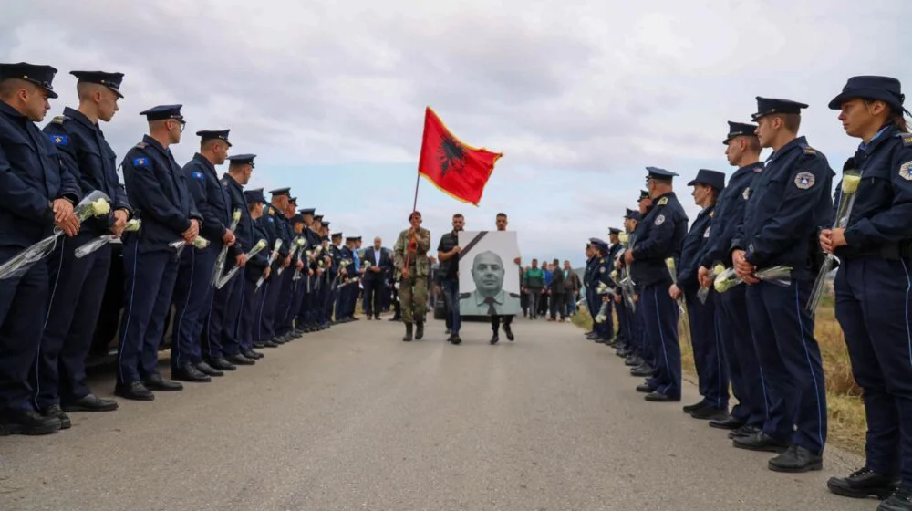 Vjosa Osmani se oprostila od ubijenog policajca: Bio je kosovski junak 1