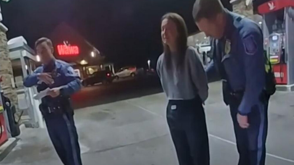 Policija zaustavila pijanu devojku, ona odmah pozvala oca policajca: On je uhapsio 1