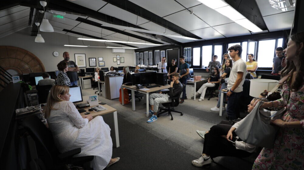 Gimnazijalci iz Beograda i Sarajeva posetili redakciju Danasa 1