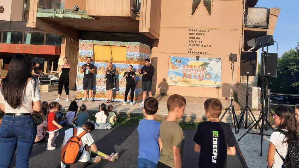 Zaječarski teatar gostovao u Boru predstavama “Crvenkapa” i “Uspavana lepotica” 1