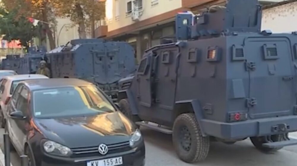 Iz zgrade u kojoj je živeo Milan Radoičić zaplenjena dva mercedesa sa BG tablicama (VIDEO) 1