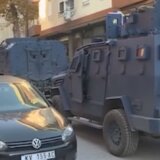 Iz zgrade u kojoj je živeo Milan Radoičić zaplenjena dva mercedesa sa BG tablicama (VIDEO) 1
