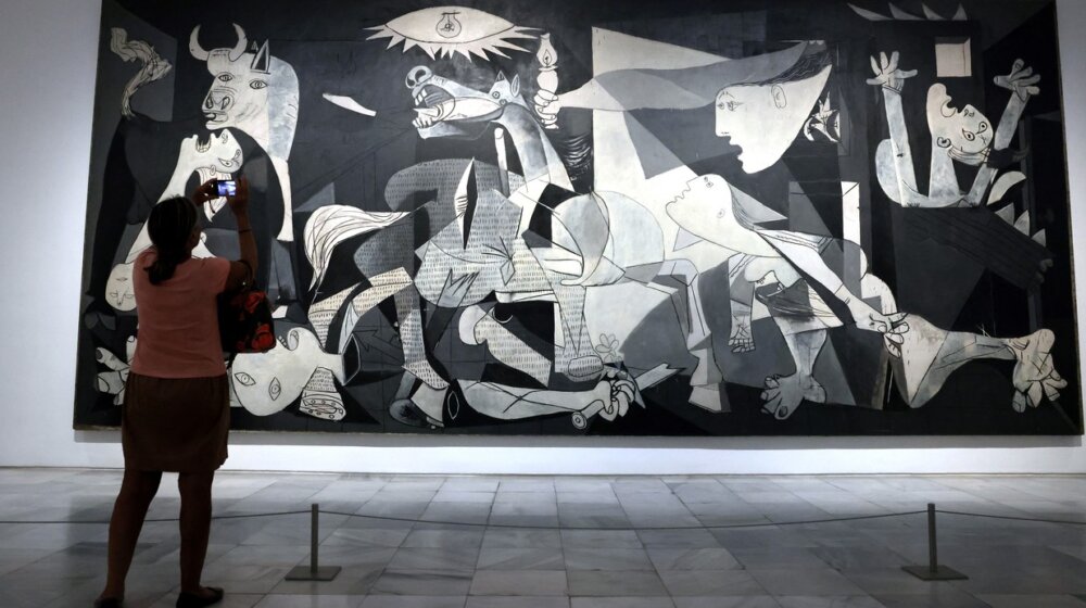 Nakon posete Mika Džegera ukinuta je zabrana: Ispred Pikasove ‘Gernike‘ odsad dozvoljeno snimanje selfija 1