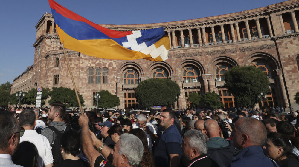 U Jerevanu protesti ispred ruske ambasade i Vlade Jermenije 1