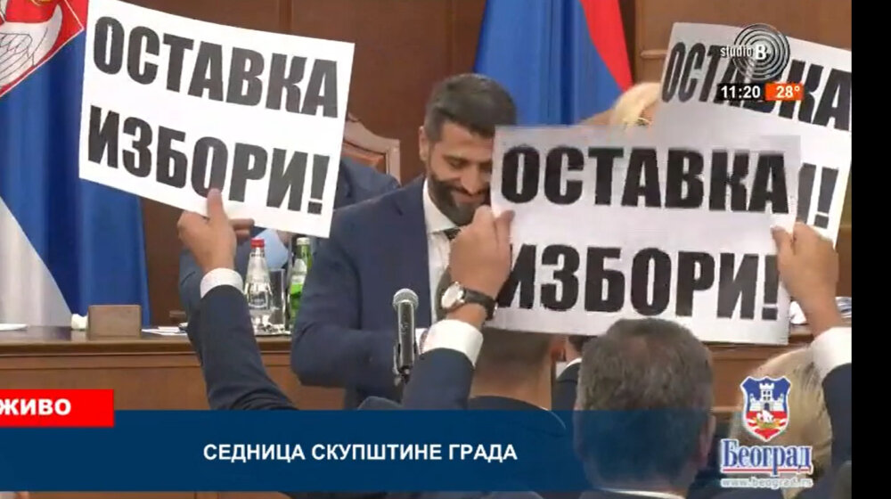Šapić ne vidi razlog da se ne kandiduje za gradonačelnika, opozicija podigla transparente kada je izašao da govori 1