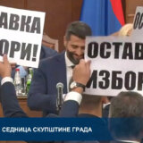 Šapić ne vidi razlog da se ne kandiduje za gradonačelnika, opozicija podigla transparente kada je izašao da govori 5