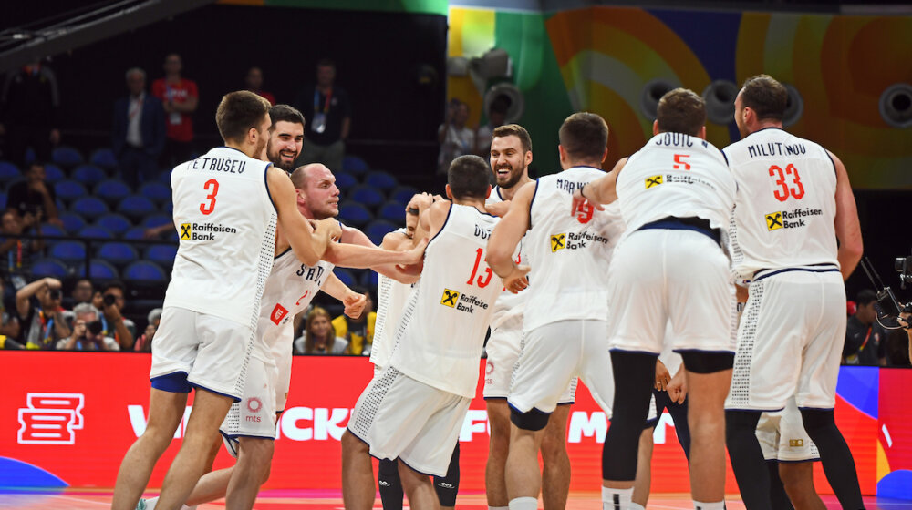 "Kari is on fire, na-na-na-na-na!": Luda žurka "orlova" u autobusu posle pobede nad Kanadom, igrači pesmu posvetili selektoru (VIDEO) 1