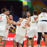 "Kari is on fire, na-na-na-na-na!": Luda žurka "orlova" u autobusu posle pobede nad Kanadom, igrači pesmu posvetili selektoru (VIDEO) 15