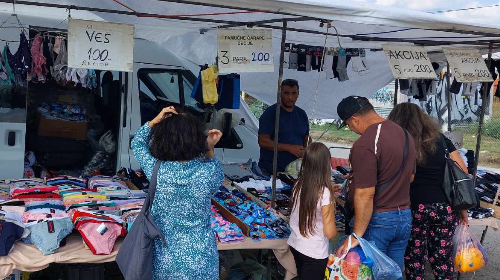 "Luna park 150 dinara, ringišpil 300. Pa je l to normalno, meni je penzija 22.000 dinara": Reporter Danasa na tradicionalnom jesenjem vašaru u Zaječaru (FOTO) 4