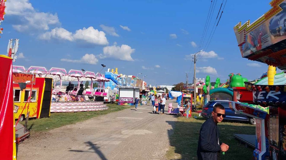 "Luna park 150 dinara, ringišpil 300. Pa je l to normalno, meni je penzija 22.000 dinara": Reporter Danasa na tradicionalnom jesenjem vašaru u Zaječaru (FOTO) 6