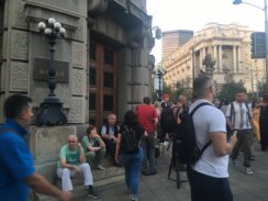 Završen protest "Srbija protiv nasilja": Na zgradu Pinka bacana jaja i toalet papir, obezbeđivalo privatno obezbeđenje (VIDEO, FOTO) 15