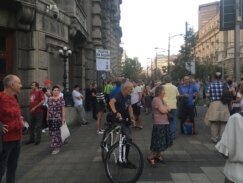 Završen protest "Srbija protiv nasilja": Na zgradu Pinka bacana jaja i toalet papir, obezbeđivalo privatno obezbeđenje (VIDEO, FOTO) 16