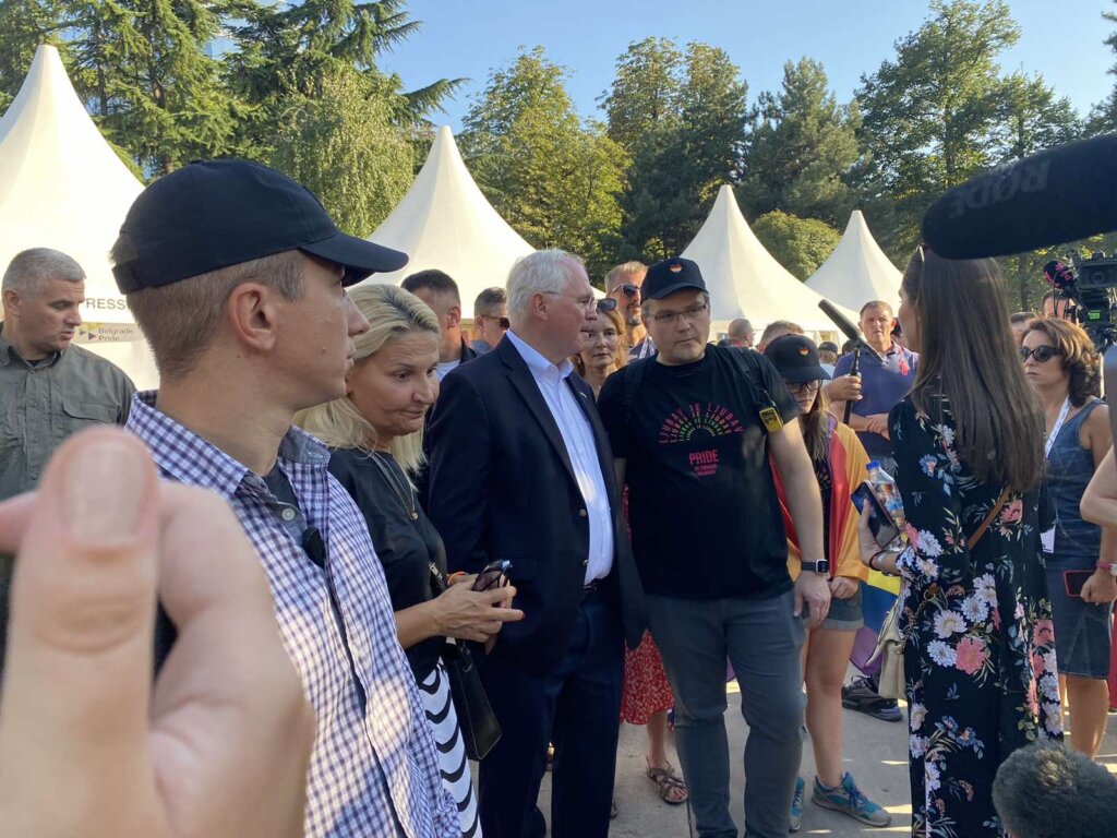 Završena Prajd šetnja: Organizatori smatraju ovo najmasovnijim Beograd Prajdom ikad, centar grada otvoren za saobraćaj (VIDEO, FOTO) 12