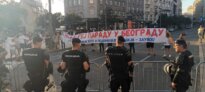Grupa ljudi protestovala zbog Prajd šetnje, policija napravila kordon (VIDEO, FOTO) 3