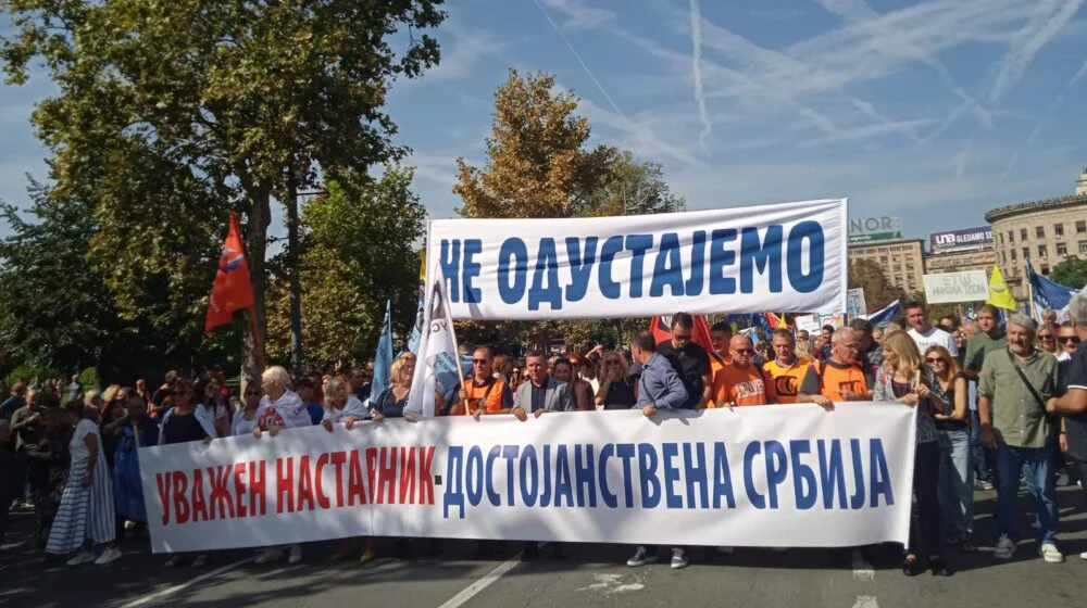 "Da li mislite da uz pileći parizer ide i pileći mozak?": Prosvetni radnici protestovali ispred Vlade Srbije (VIDEO) 1
