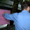 Lazović ofarbao tablu ispred RTS-a pink bojom: „Smatrajte ovo upozorenjem“ (VIDEO) 3