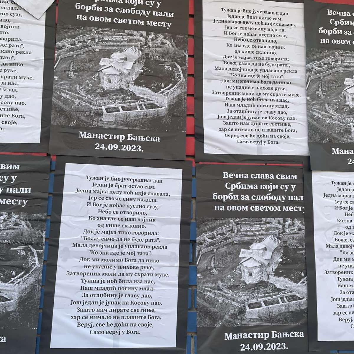 Plakati podrške poginulim Srbima na Kosovu u Novom Sadu: Moleban ispred Saborne crkve 2 Plakati podrške poginulim Srbima na Kosovu u Novom Sadu: Moleban ispred Saborne crkve 2