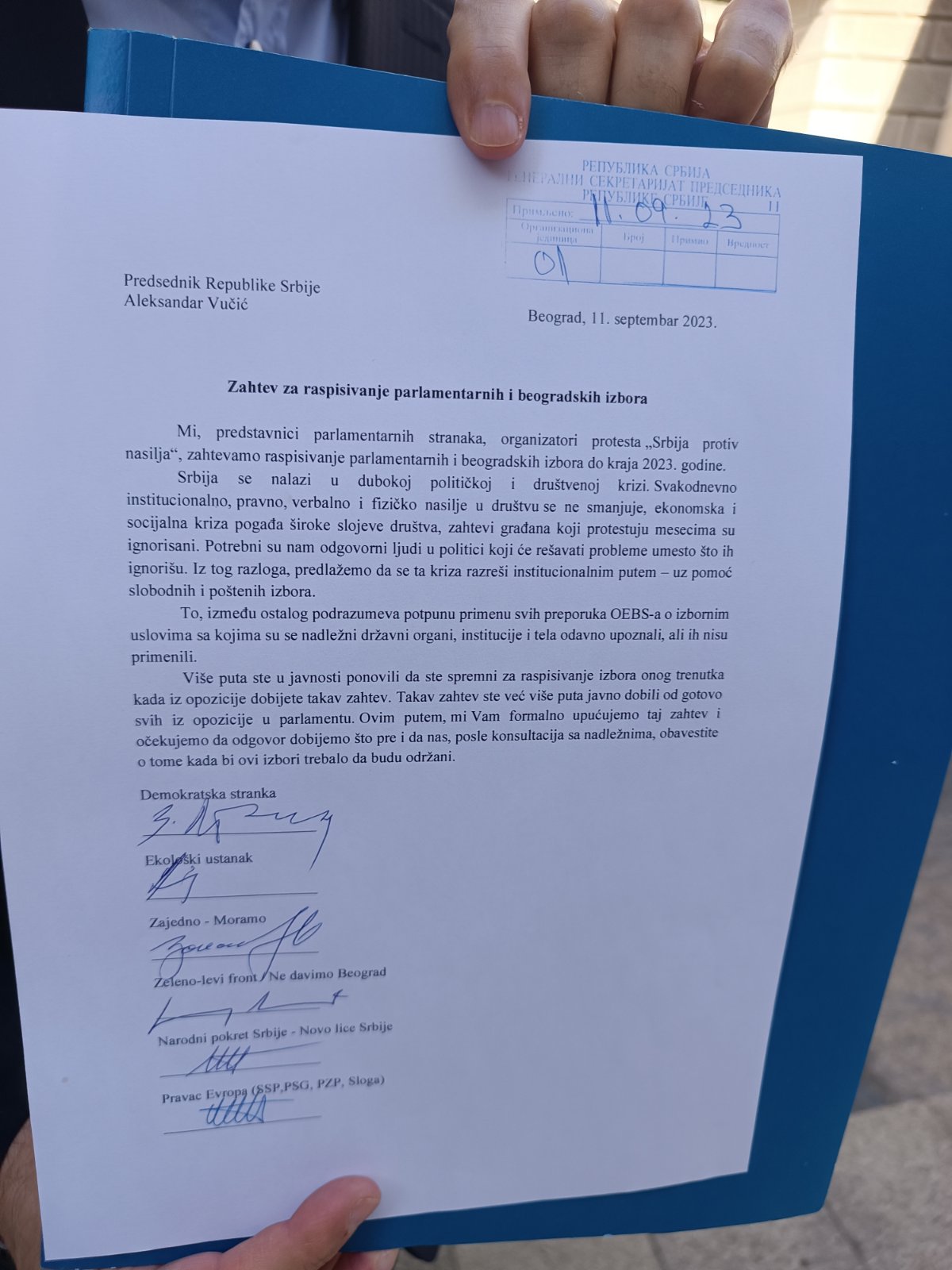 Opozicija predala Vučiću formalni zahtev za vanredne izbore 2