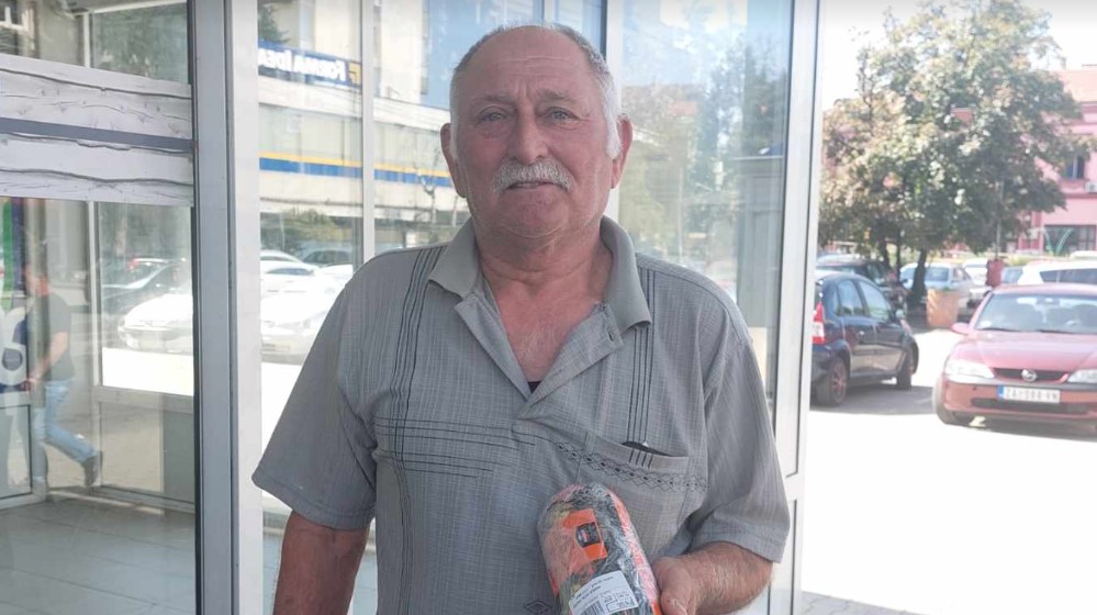 "Sramota je da to zovu Vučićeva salama": Reporter Danasa u razgovoru sa Zaječarcima o sniženju cena 4