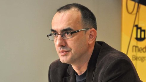 Dinko Gruhonjić "U Srbiji su i groblja postala biračka mesta": Kako tumačiti pozive za glasanje koji su stigli na adresu preminulih novinara? 2