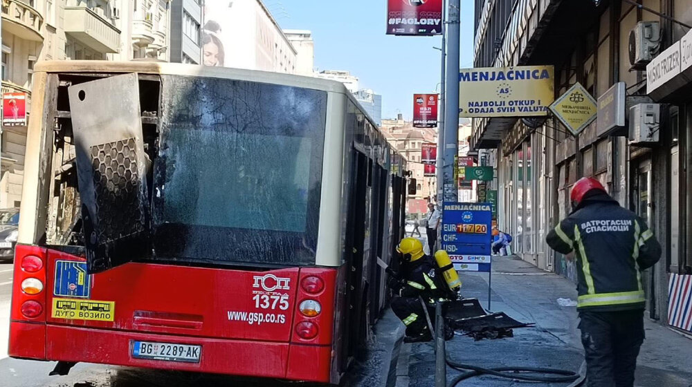 (VIDEO) Ponovo se zapalio autobus u Beogradu: Putnici udisali dim, nema povređenih 1