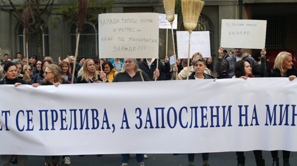 DS: Vlada Srbije da zaštiti tetkice i domare kojima su izvršitelji “zakucali na vrata” 1