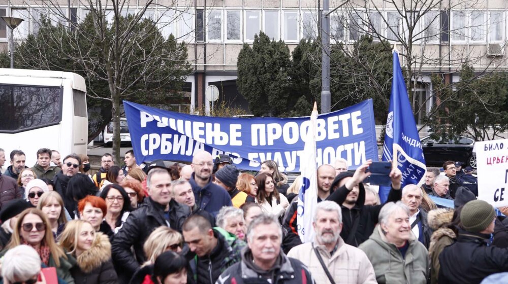 Protest prosvetnih radnika u podne ispred Skupštine Srbije 15
