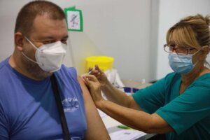 Vаkcinacija protiv sezonskog gripа počeće u Srbiji u subotu, 6. oktobra a u svrhu imunizacije planirano je 332.340 doza, saopštio je Institut zajavno zdravlje "Milan Jovanović Batut".