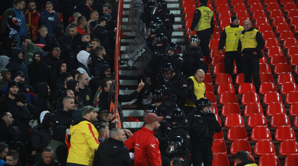 UEFA oštro kaznila Srbiju zbog incidenata na duelu sa Crnom Gorom: Bez navijača u meču odluke za plasman na Evropsko prvenstvo 1