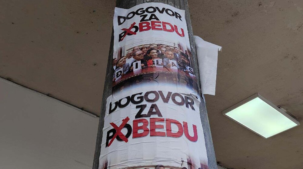 "Grbović u ustaškoj uniformi, Jovanović sa albanskom kapom, Dogovor za bedu": Širom Beograda plakati protiv opozicije, samo na Zvezdari ih ima 200 1