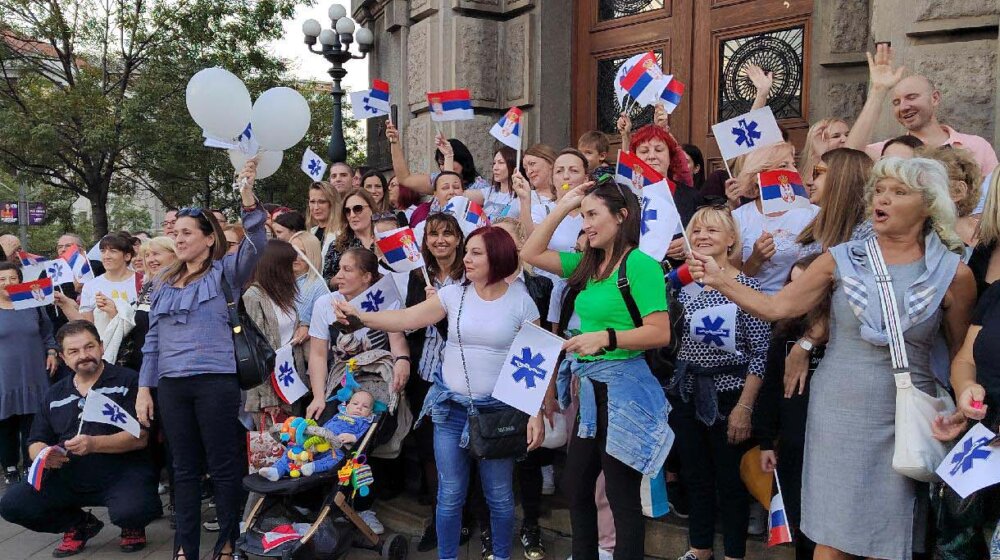 Zaposleni u Institutu za reumatologiju tvrde na protestu da je Vlada smenila v.d. direktora prof. dr Gorana Radunovića 1