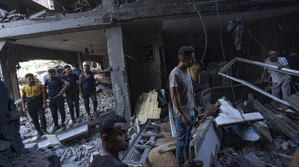 Palestinci u Gazi pod napadima Izraela beže od bombi i prave zalihe hrane 1