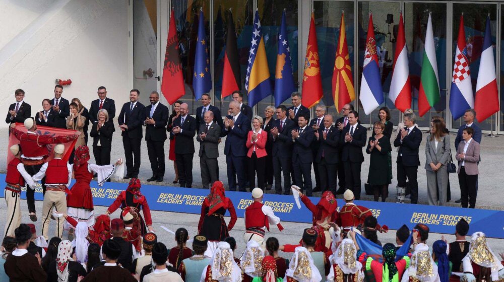 Da li se premijerka Srbije fotografisala sa učesnicima samita Berlinskog procesa? 1