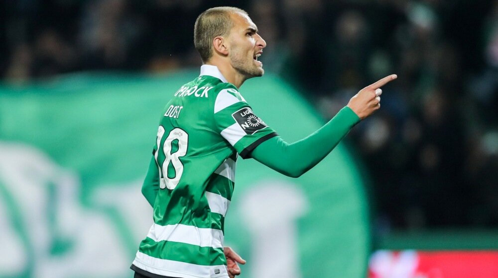 Scena u Alkmaru koja ostavlja bez daha: Dost se srušio na teren, iznesen na nosilima u svesnom stanju, meč prekinut (VIDEO) 1