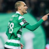 Scena u Alkmaru koja ostavlja bez daha: Dost se srušio na teren, iznesen na nosilima u svesnom stanju, meč prekinut (VIDEO) 2