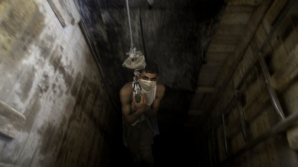 Izrael i Palestinci: Izrael cilja Hamasov lavirint tunela ispod Gaze 4 Palestinian man is lowered into a smuggling tunnel beneath the Gaza-Egypt border 4 June 2010